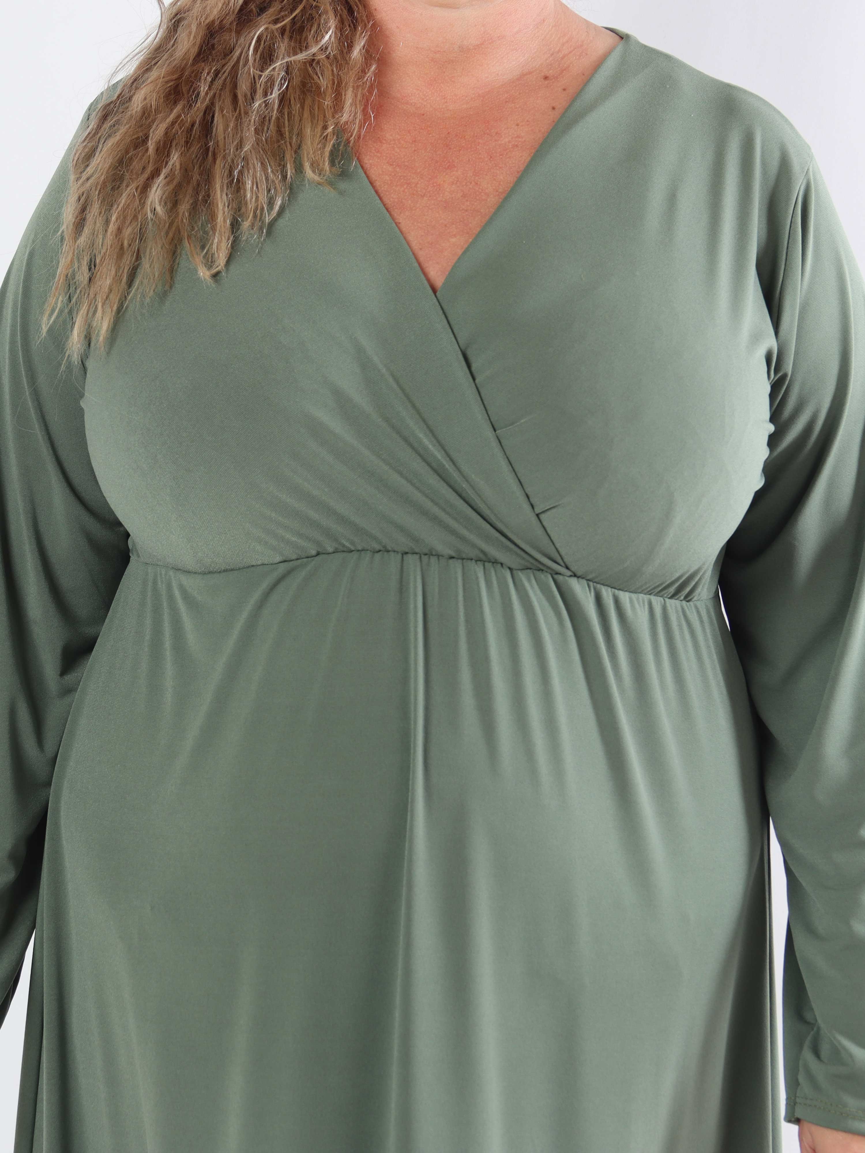 Nelly Plain - Elastisk enfärgad klänning i viskos i plusstorlek